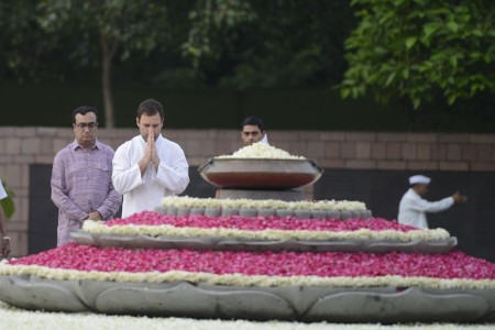 Rahul pays tribute to Rajiv Gandhi on birth anniversary