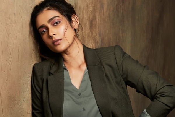 Aakanksha to make digital debut alongside Sarath Kumar, Jagapathi Babu