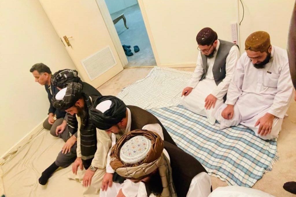 Visuals emerge of ISI chief praying with Taliban