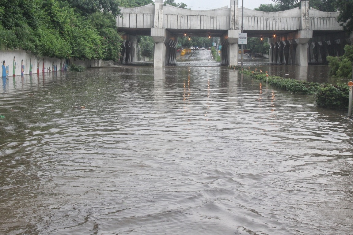 Heavy rains turn Delhi's roads, markets into flood zones