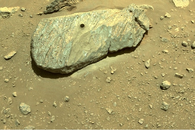 NASA's Mars rover makes 2nd attempt to pick up rock sample