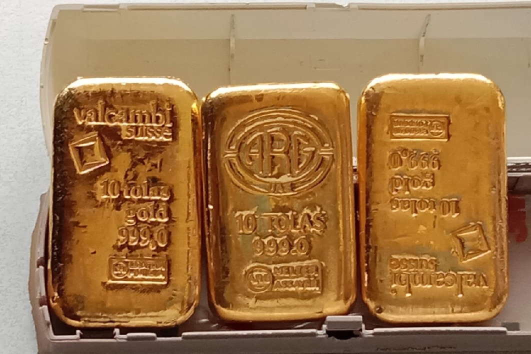 Gold bars concealed in flight toilet seized at Hyderabad Airport