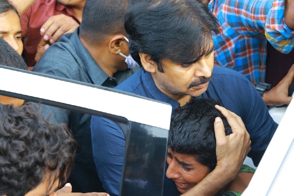 Pawan Kalyan calls up family of Hyderabad rape, murder victim