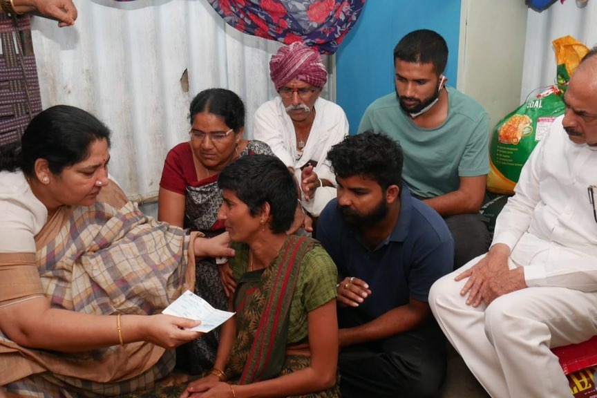 Telangana ministers visit r*pe-murder victim's family