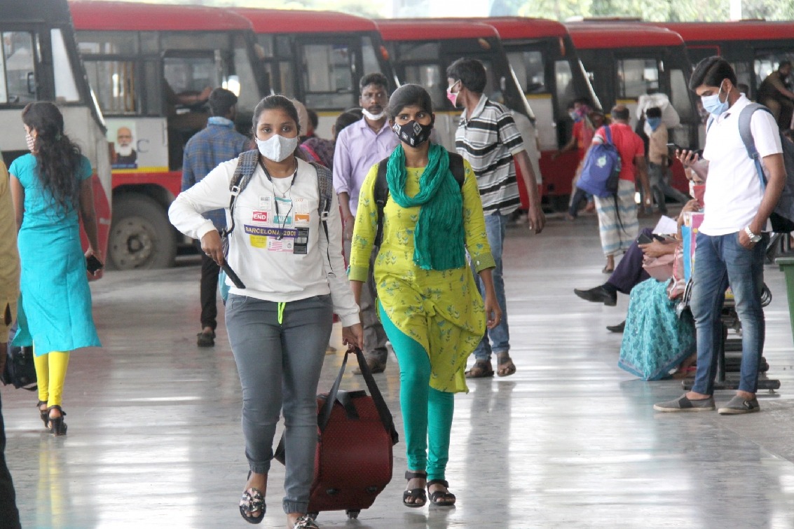 Youth attempts 'filmy(Geetha Govindam) style kiss' in bus, girl files complaint