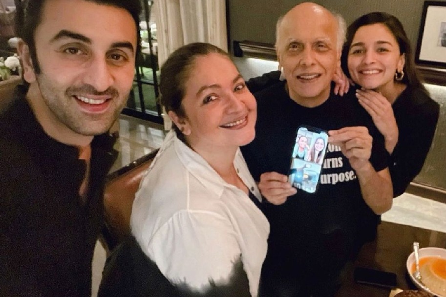 Ranbir celebrates Mahesh Bhatt's 73rd birthday with Alia, Pooja