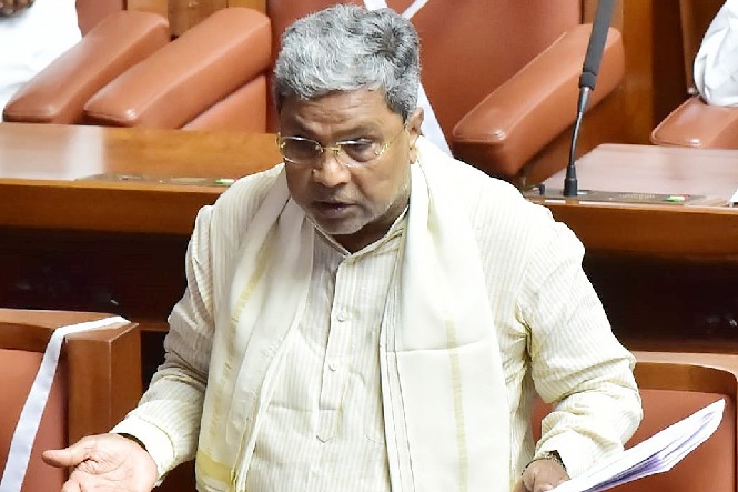 Siddaramaiah cracks joke after 'wardrobe malfunction' in Assembly