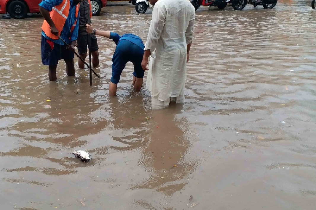 Overflowing lake inundates highway at Hyderabad's Gaganpahad