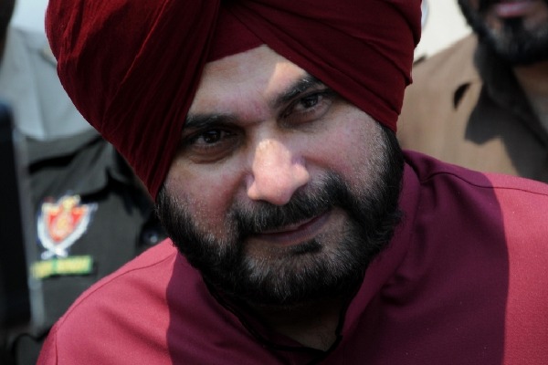 Big mess in Punjab Congress as Sidhu quits, Amarinder in Delhi