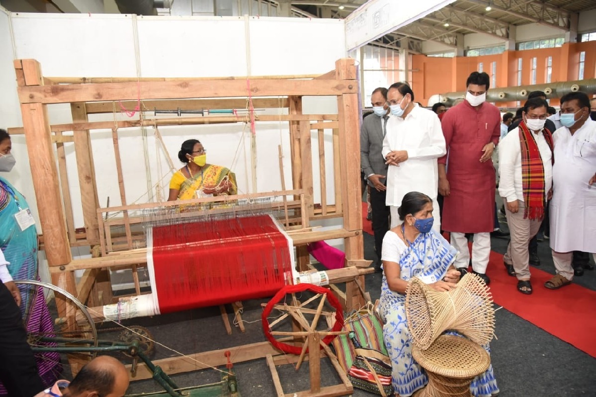 V-P urges people to promote Indian craft, handlooms