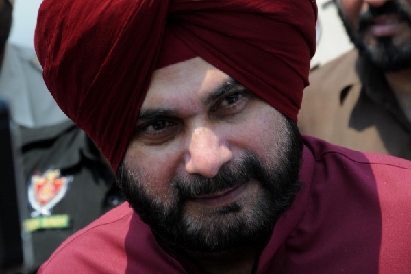 Sidhu meets Rahul Gandhi, withdraws resignation as Punjab Cong president