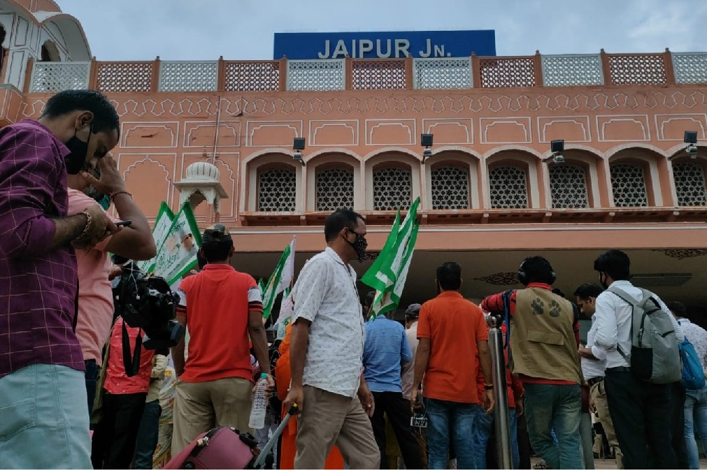 Bhawani Mandi: A railway station where trains stand in two states