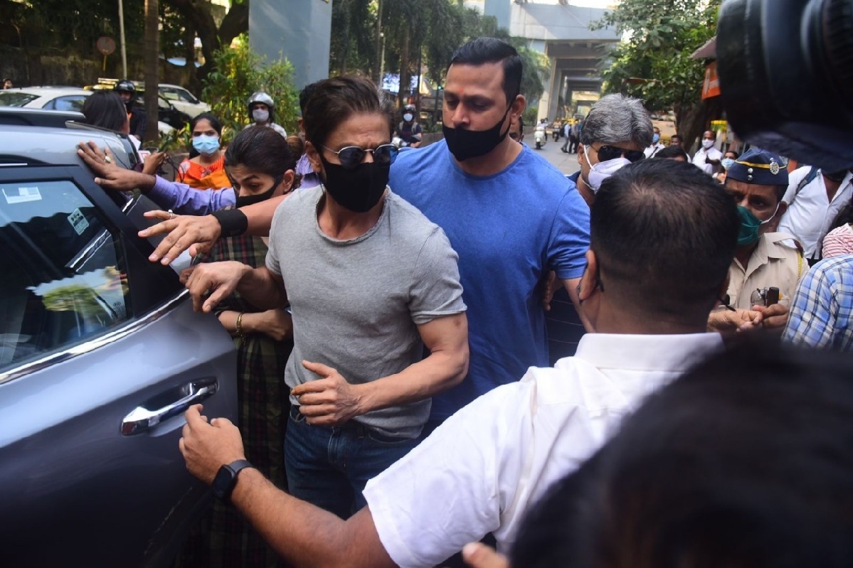 Ahead of HC bail plea, SRK meets Aryan in Arthur Road Jail