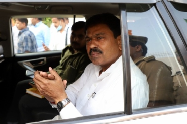 NSUI activists hurl eggs at Union Minister Ajay Misra's vehicle in Odisha