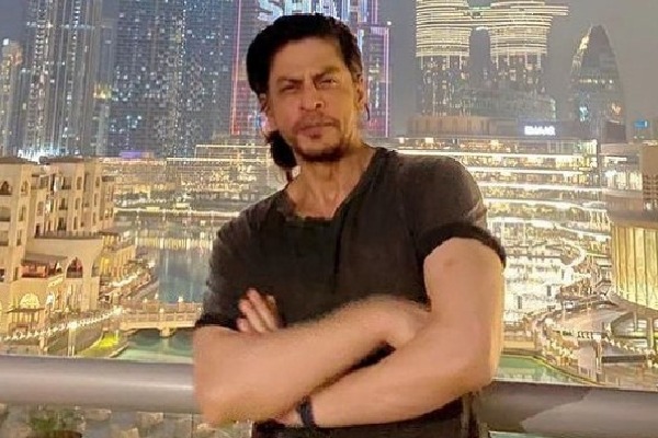 SRK celebrates b'day in Alibaug, police prevent fans from gathering outside Mannat