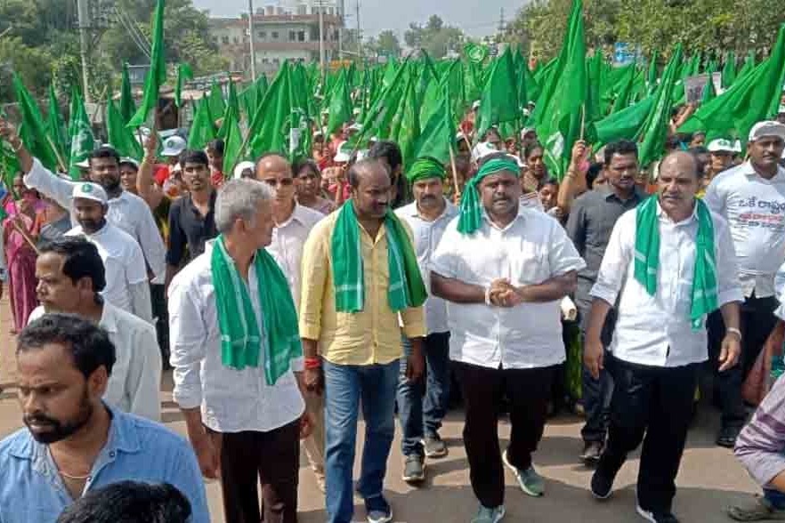 Amaravati farmers continue foot march on Diwali