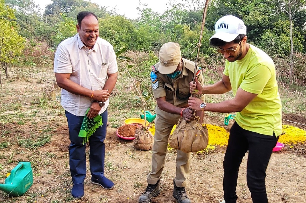 Dulquer Salmaan takes part in Green India Challenge