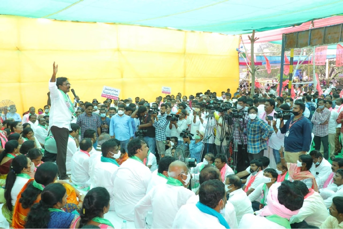 TRS stages protest against Centre's stand on paddy procurement