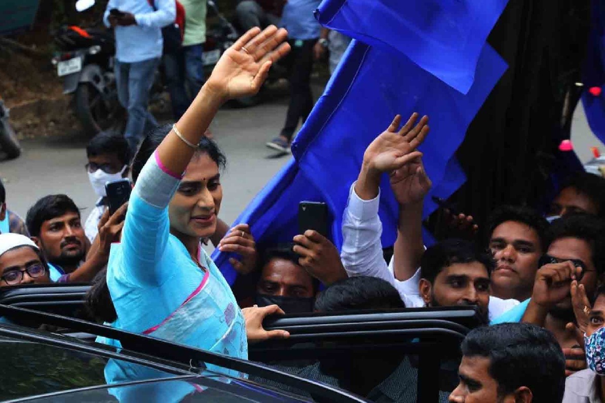 Sharmila begins protest to show solidarity with Telangana farmers