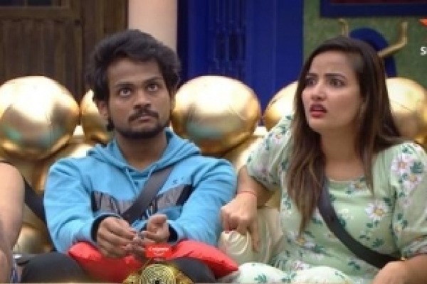 'Bigg Boss Telugu 5' viewers slam Siri and Shannu as 'fake friends'