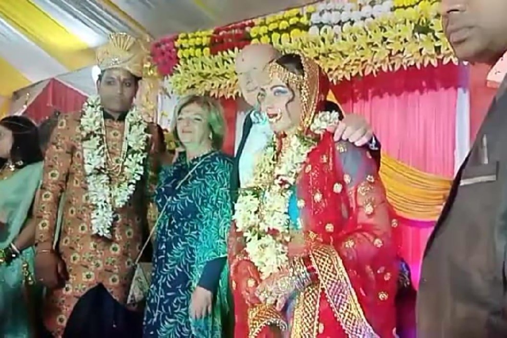 Bihar man marries French girl, netizens love their inter-racial wedding pictures