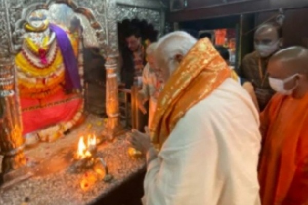 Narendra Modi offers prayers at Kashi Vishwanath temple