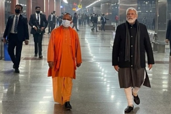 PM Narendra Modi makes surprise visit to Varanasi station