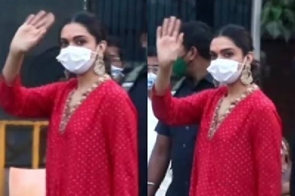 Deepika visits Siddhivinayak Temple to seek blessings for '83'