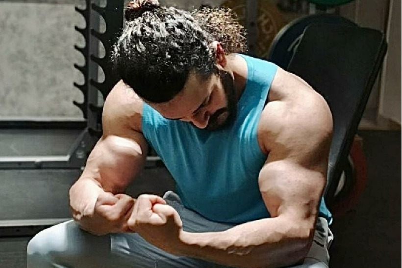 Beefcake: Akhil Akkineni flexes his muscles for 'Agent'