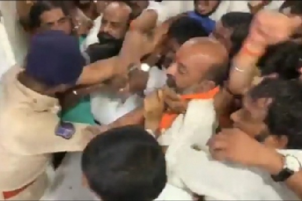 Telangana: BJP keeps political heat on over state president's arrest