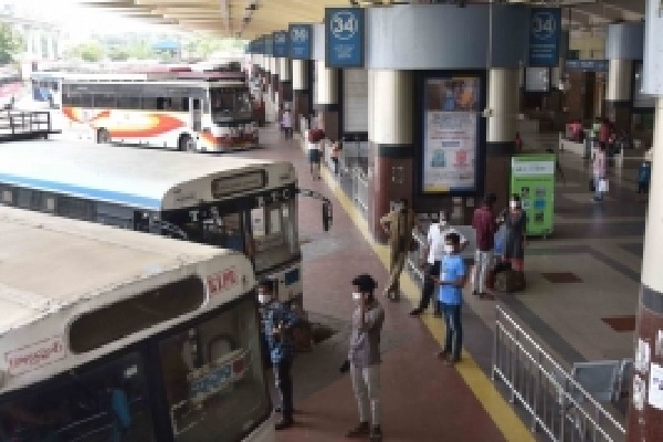 Festive rush at railway, bus stations in Hyderabad