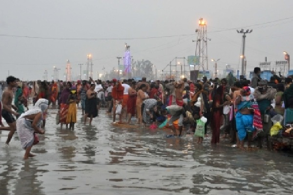 Sankranti celebrations begin with 'Bhogi' in Telugu states