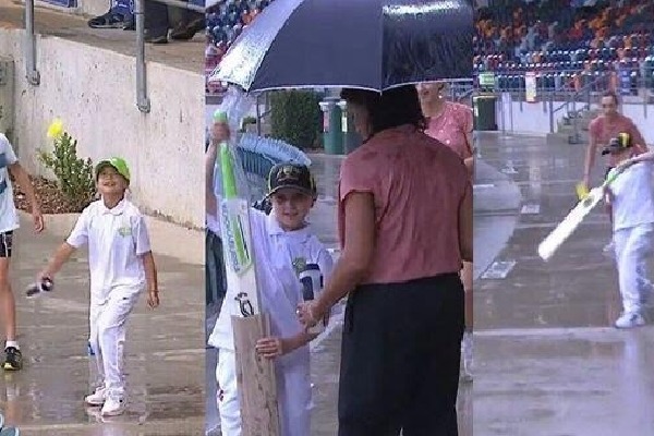 Women's Ashes: Mel Jones gifts bat to kids playing cricket with water bottle, wins hearts