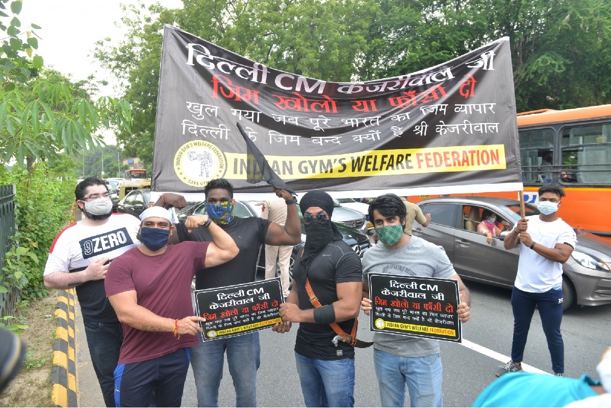 Delhi: Gym owners stage protest outside Kejriwal's residence