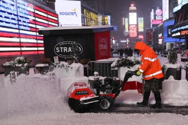 New York hit by heavy snow, wind gusts from winter storm Kenan