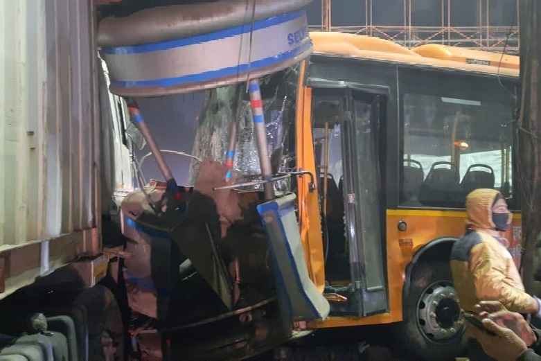 6 dead after electric bus runs over bystanders in Kanpur