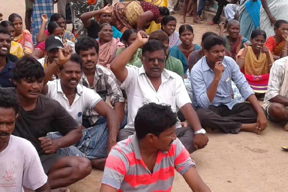 Thousands of Andhra employees gather in Vijayawada for protest