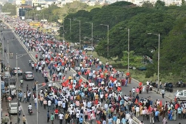 Massive show of strength by Andhra employees ahead of strike