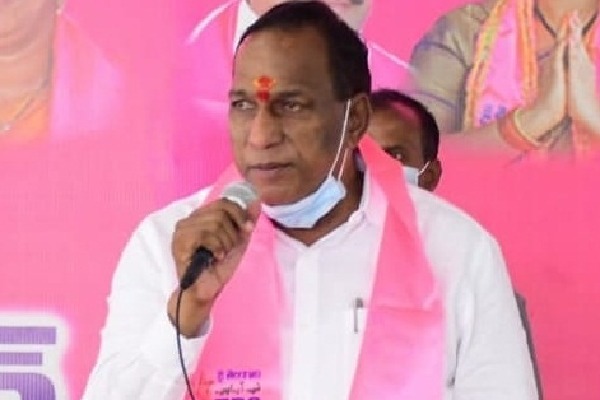 Telangana minister prays at tribal fair for KCR becoming PM