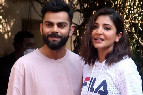 #Virushka: Anushka, Virat pose for the shutterbugs at Mehboob Studio