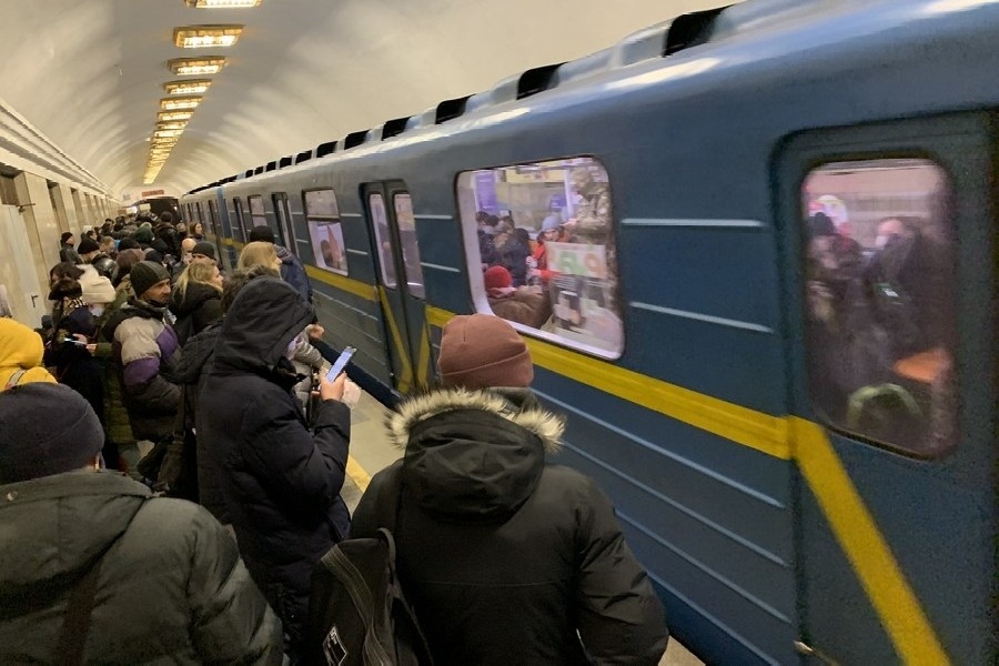 Thousands fight to get on trains out of Kiev