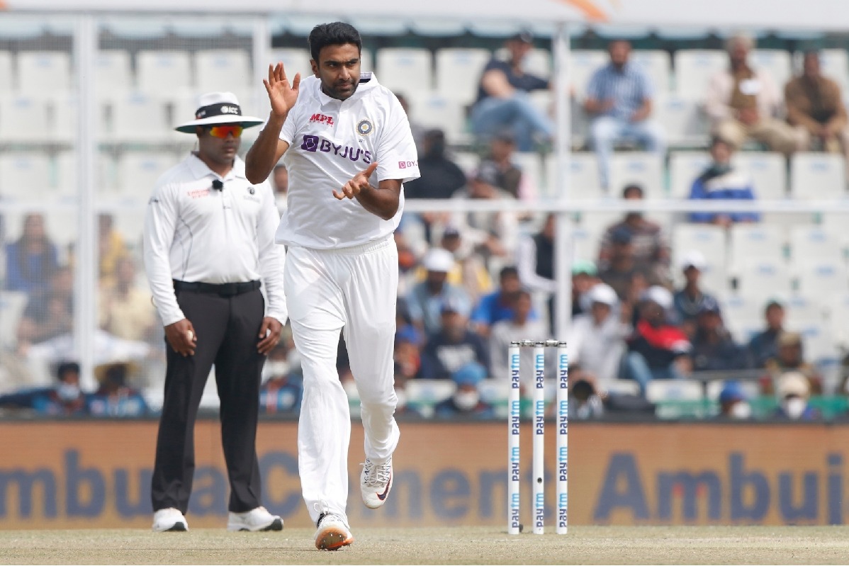 Kapil Dev sent a small hand-written note congratulating me for crossing him: Ashwin