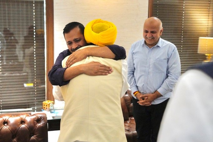 Punjab victory: Kejriwal who is on cloud nine gives a bear hug to Bhagwant Mann