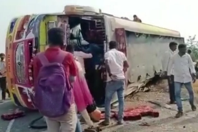 8 killed, 25 injured as private bus turns turtle in Karnataka