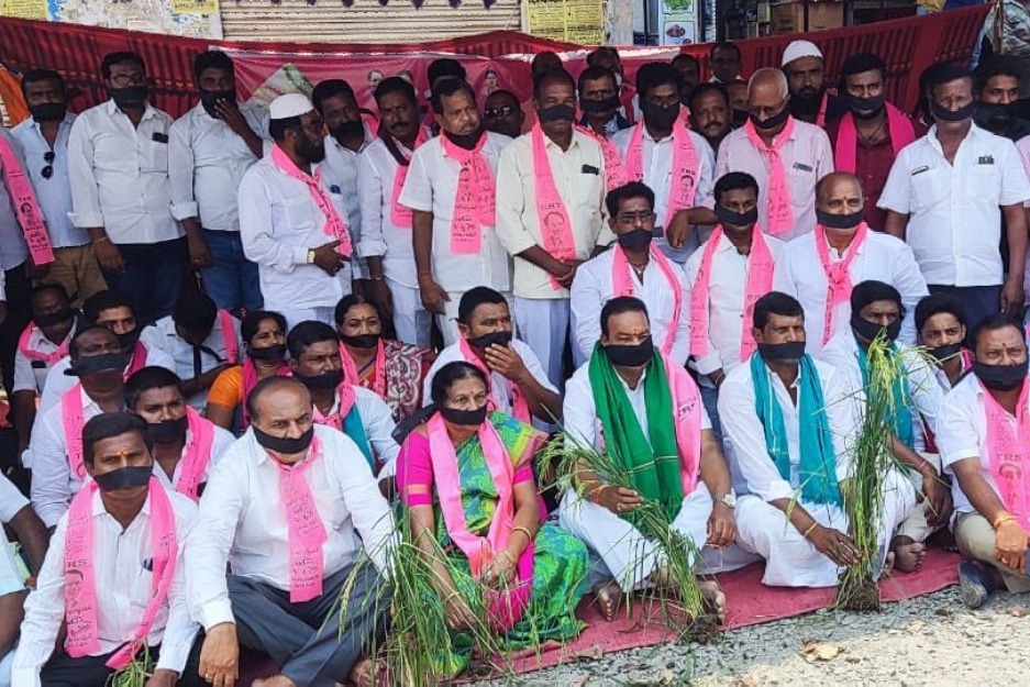 TRS continues protests against Centre over paddy procurement