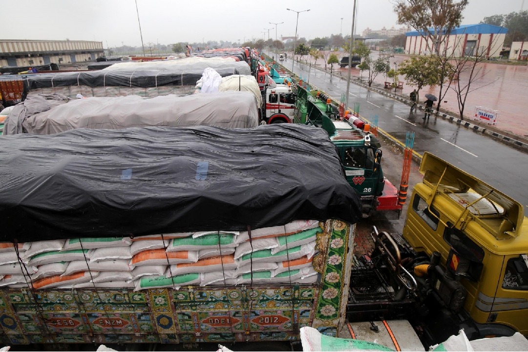 Paddy trucks from Andhra denied entry into Telangana