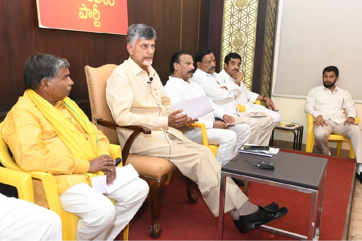 Emerge as an alternative to TRS, Chandrababu tells Telangana TDP leaders