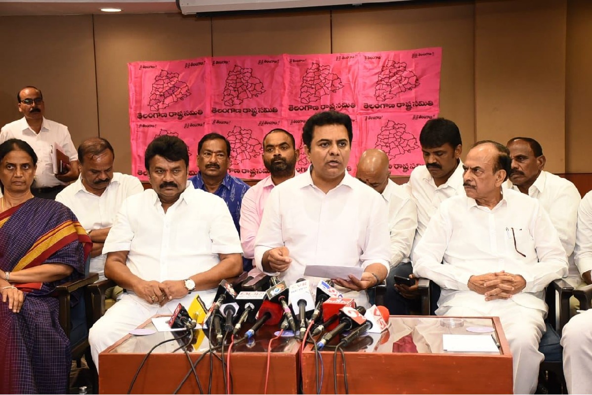 No need for TRS to obstruct Bandi Sanjay’s padayatra: KTR