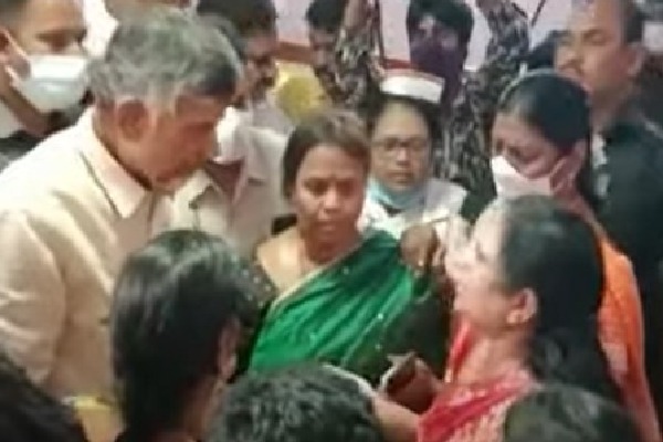 Chandrababu, Vasireddy Padma exchange words inside Vijayawada govt hospital