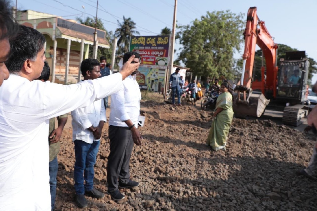 Nadendla vents ire at govt for its bid to obstruct Pawan's tour in West Godavari dist